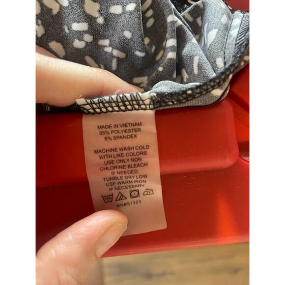 Vince Camuto Size Small Sleeveless Blouse Rouched‎ Sides Black w/ White - Picture 5 of 5